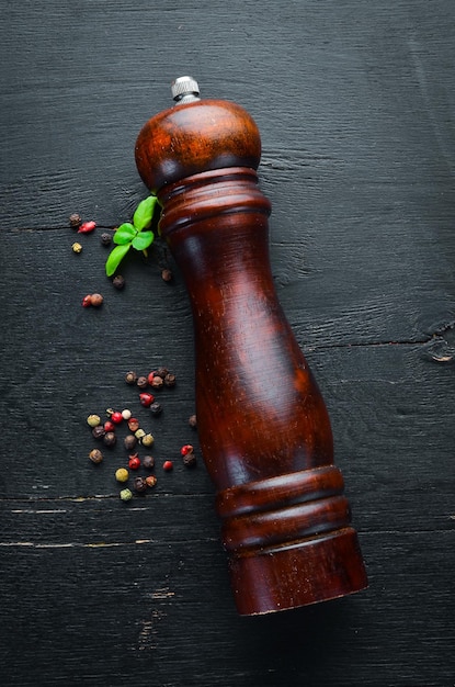 Molen peper en peper kruiden bovenaanzicht op de oude achtergrond