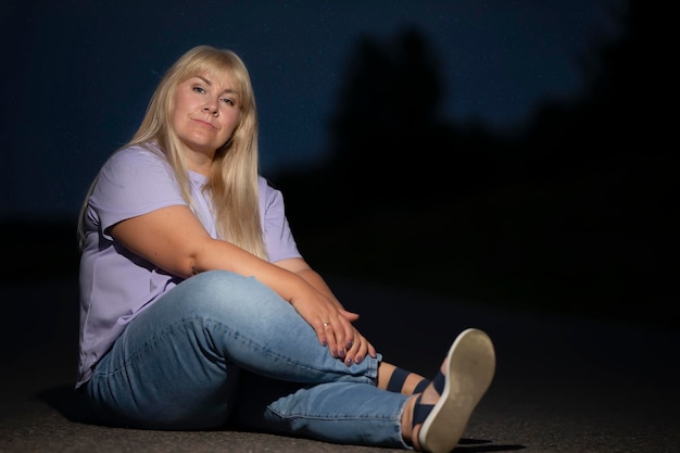 Mollige vrouw van middelbare leeftijd poserend in spijkerbroek op straat overgewicht xxl Een volle meid geniet van het leven