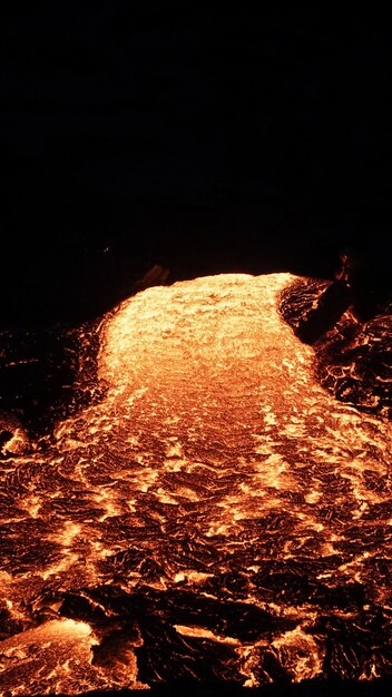 사진 아이슬란드의 파그라달스피알 화산에서 화산 폭발로 인한 용해된 용암이 흐르고 있습니다.
