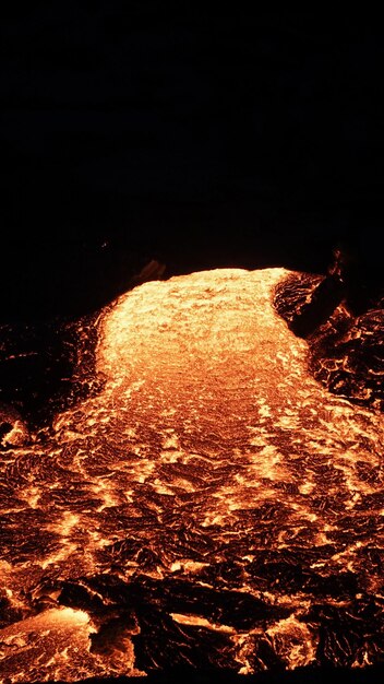 Foto la lava fusa che scorre da un'eruzione vulcanica nel vulcano fagradalsfjall, in islanda, agosto 2022