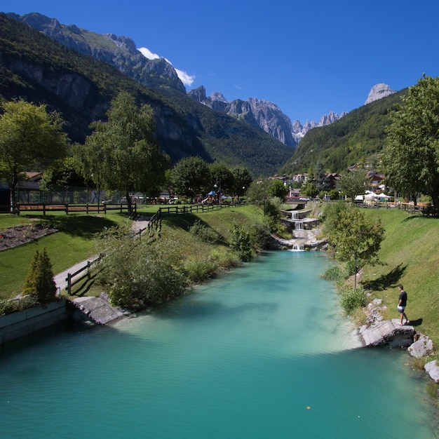 Photo molveno is a small village situated on a hillside in the brenta massif in northern italy