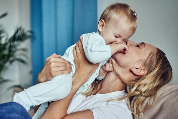 媽媽和 1 歲的女兒在家裡在一起