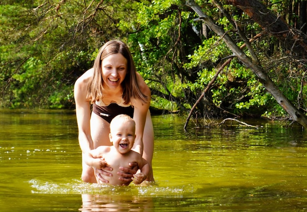 Фото Мама и малыш купаются в озере.