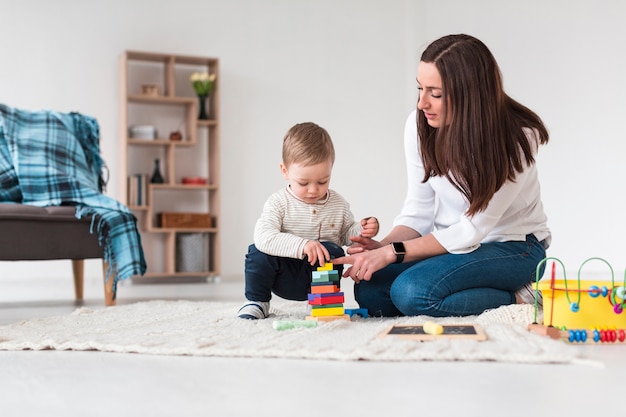 写真 ママと子供が家で遊んで