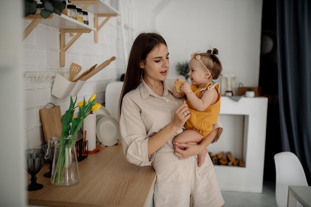 Фото Мама и дочка обнимаются на кухне семейная жизнь дома