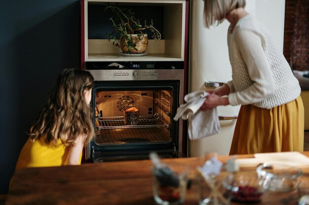 写真 母と娘がケーキを焼く ストック写真