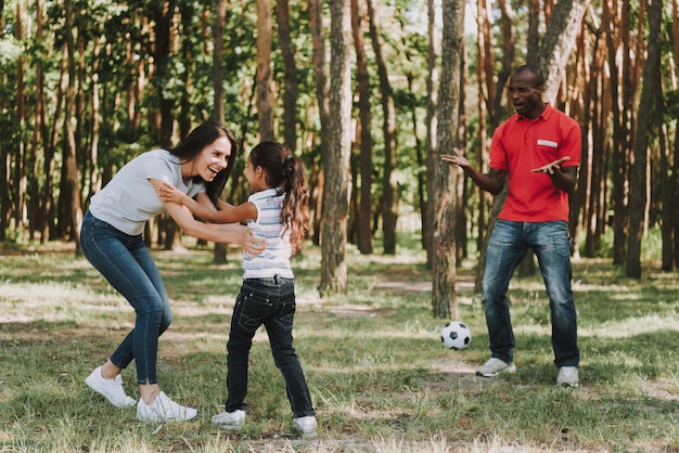 写真 ママと娘はサッカーでお父さんを破った。