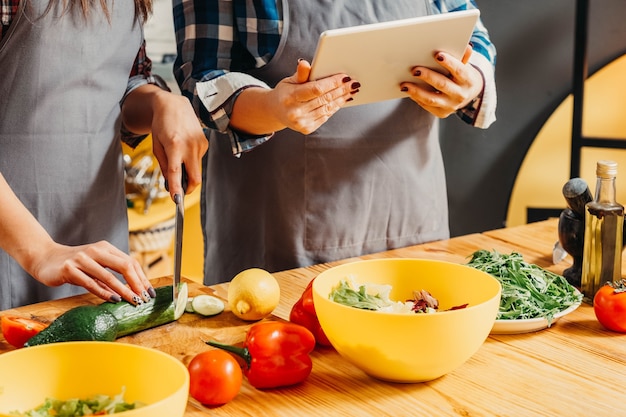 写真 キッチンで料理するときにタブレットを使用してママと娘