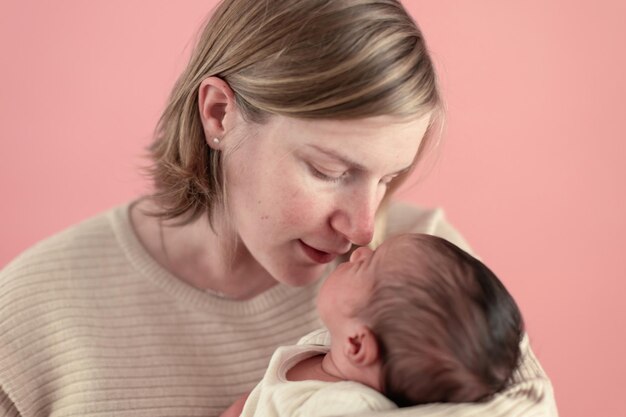 사진 분홍색 배경 부모 관계에 엄마와 신생아