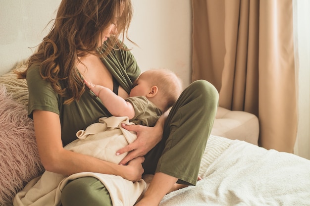 Mamma che allatta il suo bambino