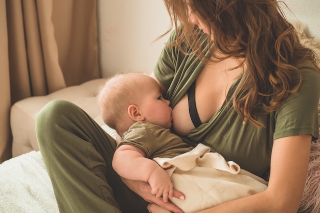 Photo mom and breastfeeding her baby