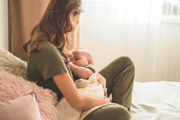 Photo mom and breastfeeding her baby