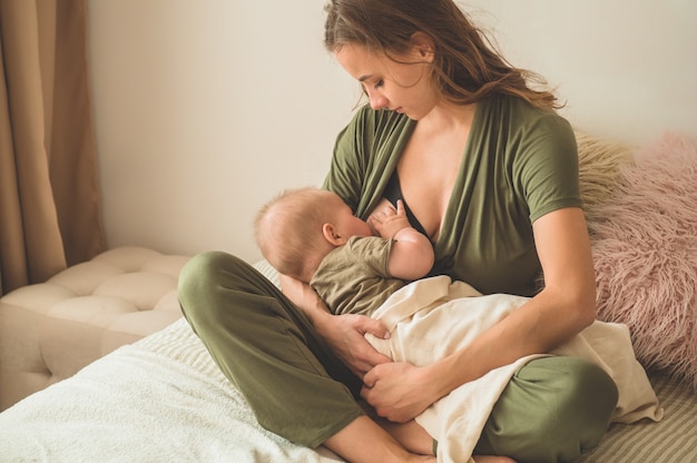 Photo mom and breastfeeding her baby