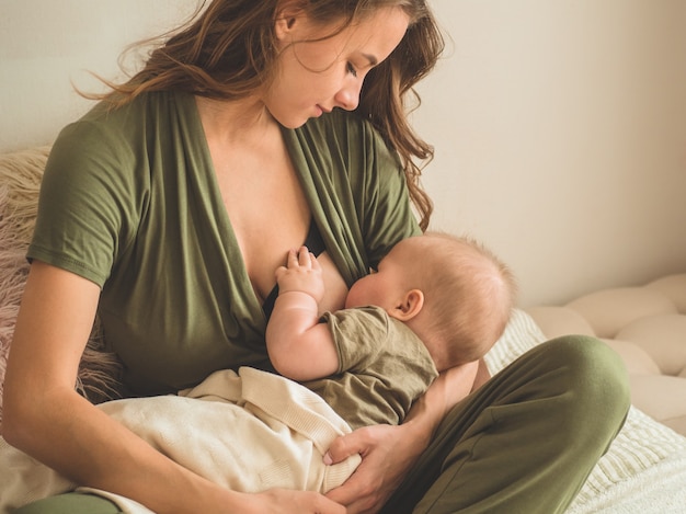 Photo mom and breastfeeding her baby