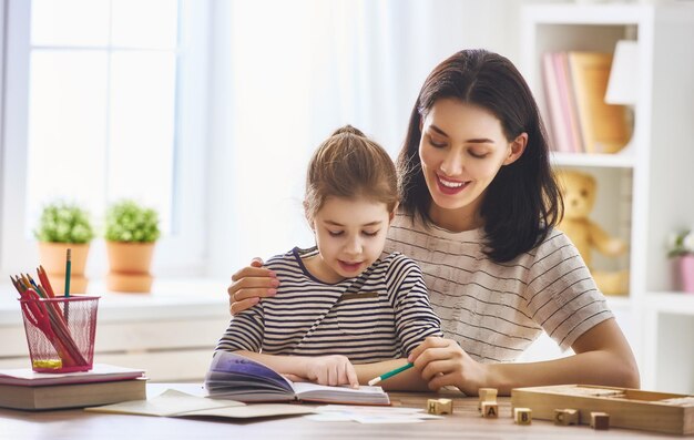 本を読むお母さんと子供