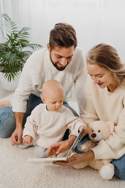 Photo mom and dad spending time with their baby