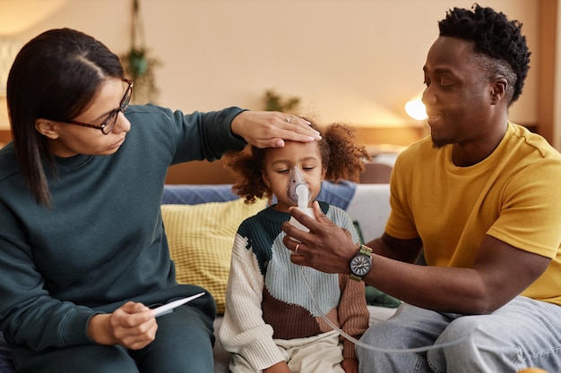 Photo mom and dad staying at home with sick preschool girl