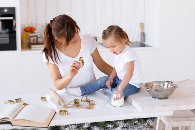 Mamma e figlia cucinano i biscotti di natale