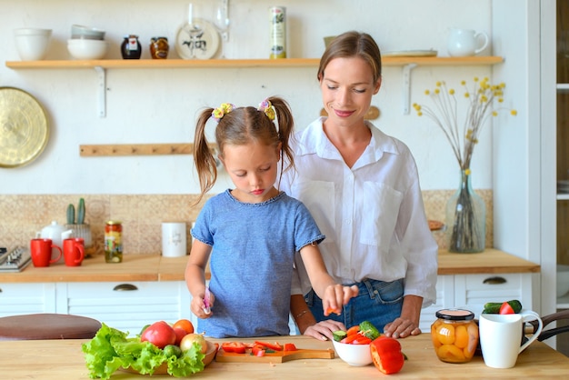 Mamma e figlia cucinano cibo sano insieme in cucina cibo sano e concetto di stile di vita