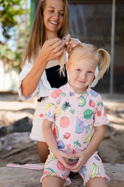 Foto mamma e figlia si godono le vacanze soleggiate