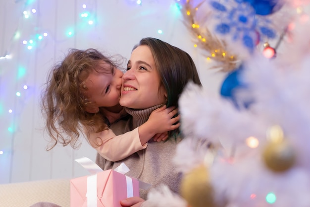 La mamma e la figlia si divertono a natale