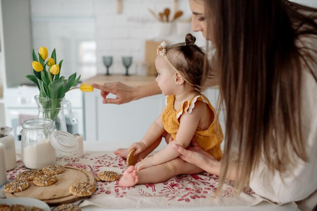 Mamma e figlia in cucina preparano biscotti fatti in casa