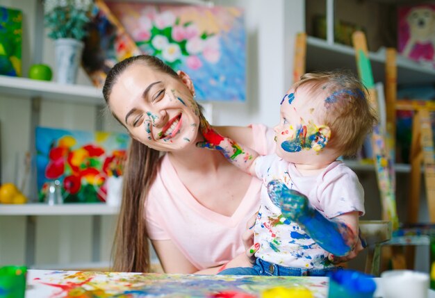 Mom and Daughter paint on canvas at the drawing school.