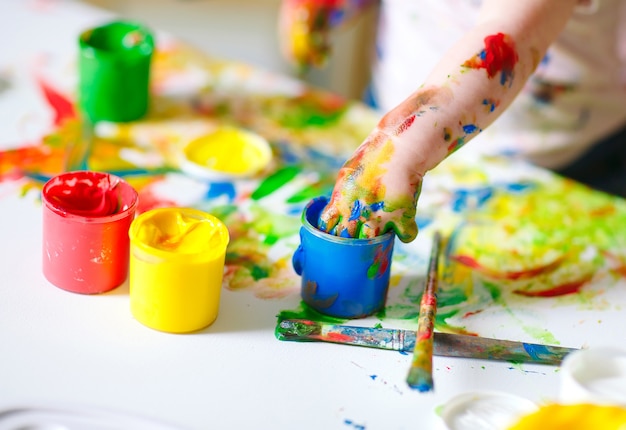 Foto mamma e figlia dipingono su tela alla scuola di disegno.