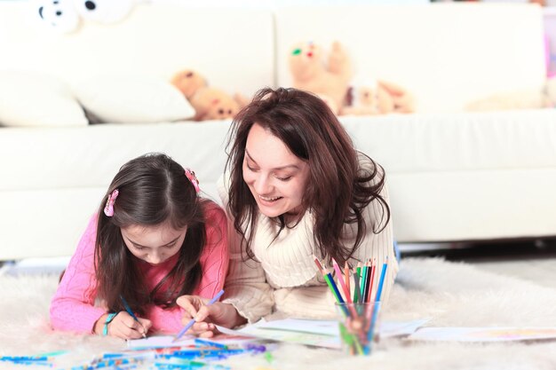 Photo mom and daughter paint the picture the concept of education