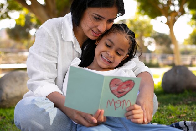 Photo mom and daughter spending mothers day together out in the park