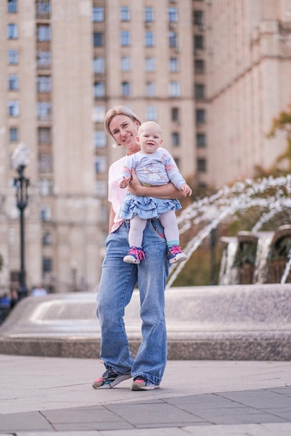 Foto mamma e figlia camminano per la città.