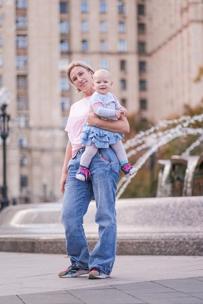 Foto mamma e figlia camminano per la città.