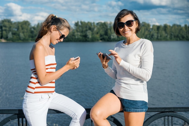 Mamma e figlia che camminano in un parco estivo