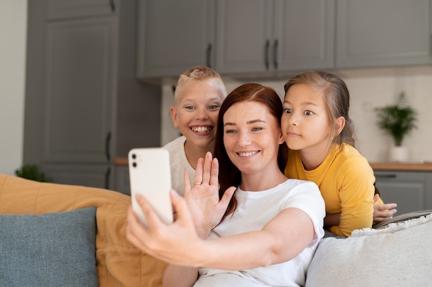 Foto mamma fa una videochiamata di famiglia con i suoi figli