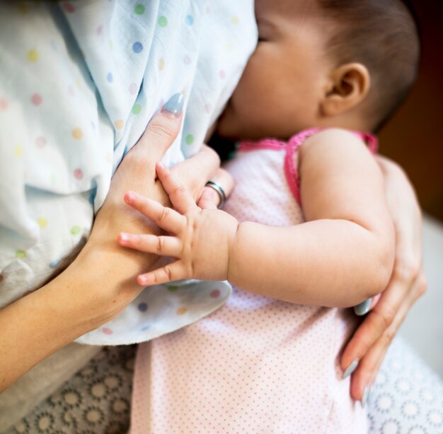 Mamma che allatta il suo bambino