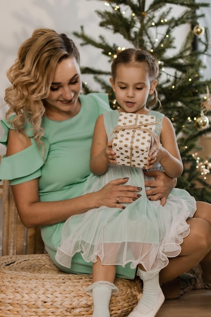 Foto la mamma fa un regalo a sua figlia per natale