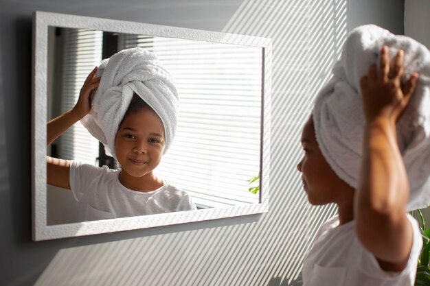 Mamma che aiuta il suo bambino ad acconciare i capelli afro