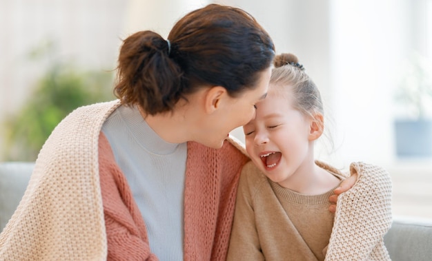 笑顔で抱き合うお母さんと娘