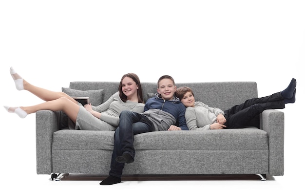 Photo mom and her two sons relax sitting on the couch