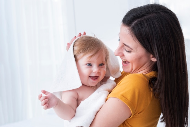 Photo mom holding baby with towel