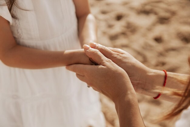 Foto mamma che tiene per mano il bambino