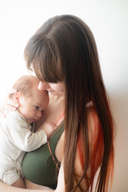 ママは赤ちゃんを抱っこしているライフスタイル母親の息子への愛生まれたばかりの赤ちゃん