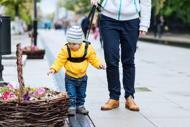 La mamma assicura suo figlio durante una passeggiata