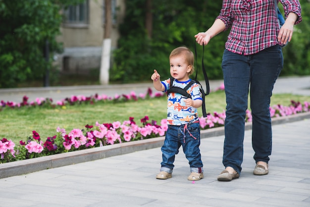 Photo mom insures her child during a walk