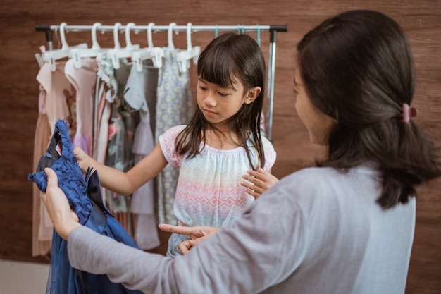 ママと子供は美しいドレスを選ぶ