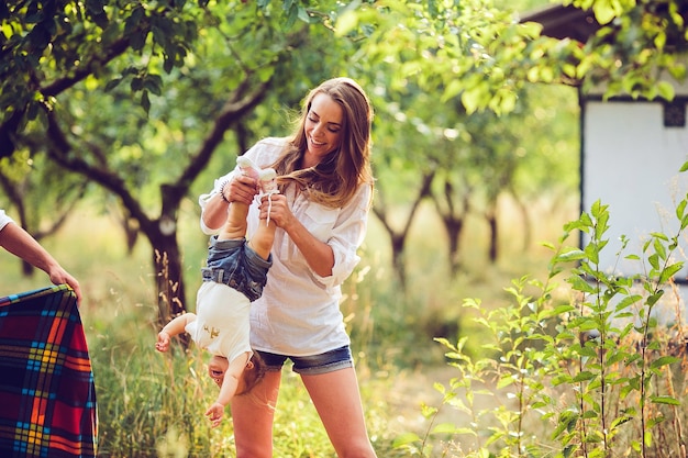 Mamma e bambina che si divertono in giardino