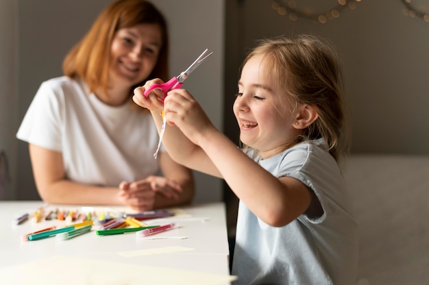 Foto mamma gioca con sua figlia a casa