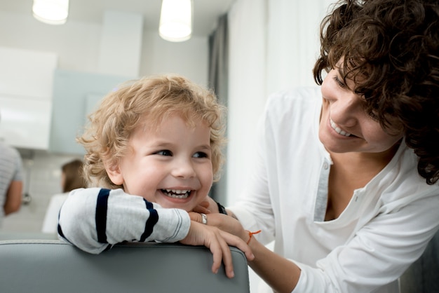 Foto mamma gioca con il bambino