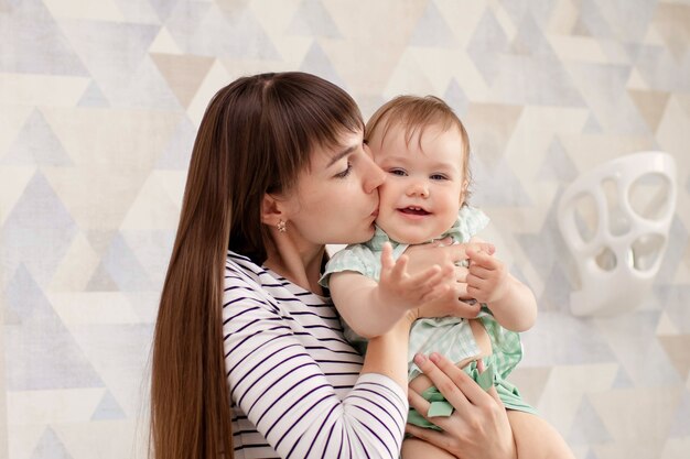 Mamma gioca con sua figlia a casa