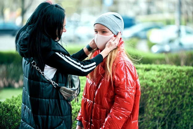 Photo mom puts a face mask on her child